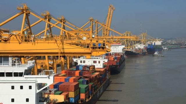 ট্টগ্রাম বন্দরে সারি সারি কনটেইনার ও পণ্য ওঠানামার ক্রেন। ২০২১ সালের ছবি।