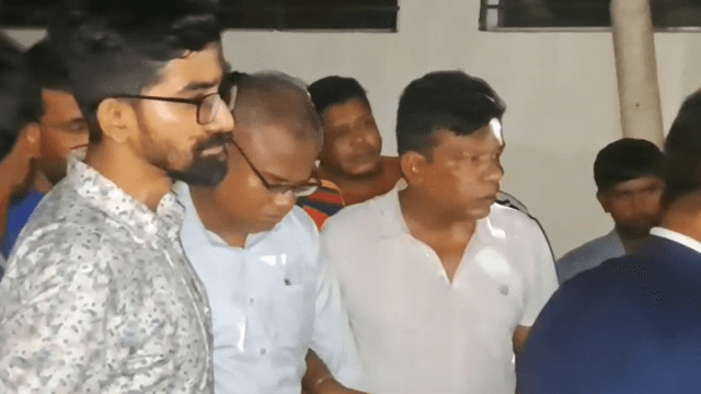 অবরুদ্ধ উপাচার্যকে মুক্ত করেন চট্টগ্রামের ডিসি ও এসপি