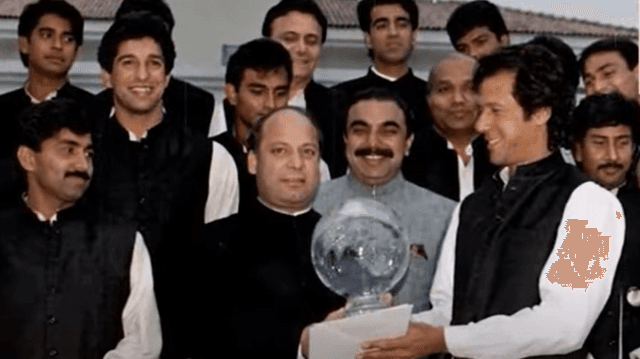 ক্রিকেট বিশ্বকাপজয়ী দলের সাথে নওয়াজ শরীফ
