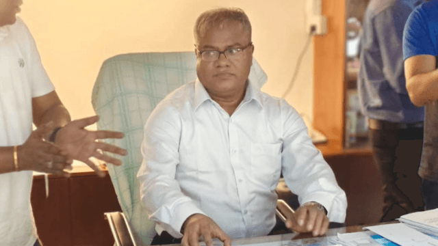 সোমবার সকালে কার্যালয়ে প্রবেশ করেন নতুন উপাচার্য 
