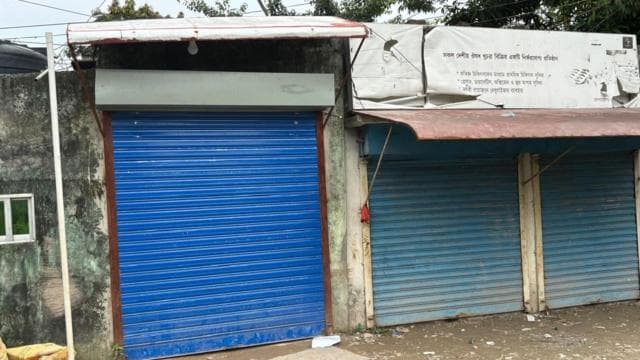 একটি দোকানের নীল রংয়ের শাটার নিচে নামানো
