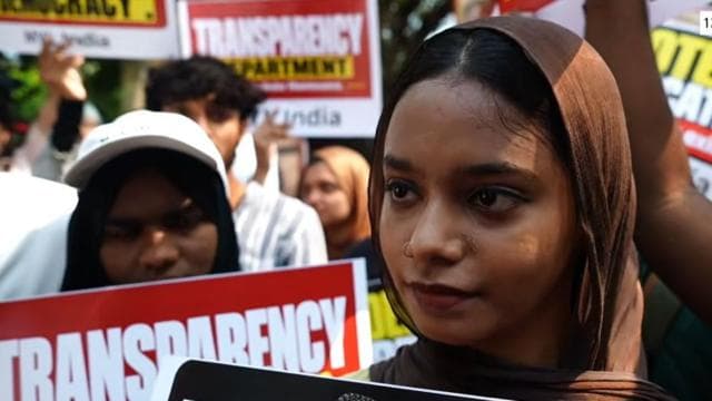সোমবারের কর্মসূচিতে সামিল এক তরুণী