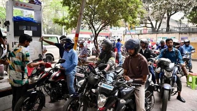 জ্বালানি তেলের দাম বেড়ে যাওয়ায় বিপাকে গাড়ি চালকরা
