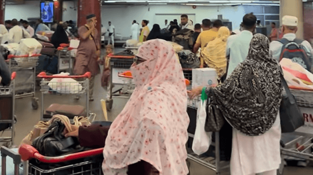 ঘটনার দিন বিমানবন্দরে ভোগান্তীর অভিযোগ করেছেন অনেকেই