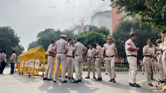 রোববারে কনট সার্কেলে পুলিশের ব্যারিকেড