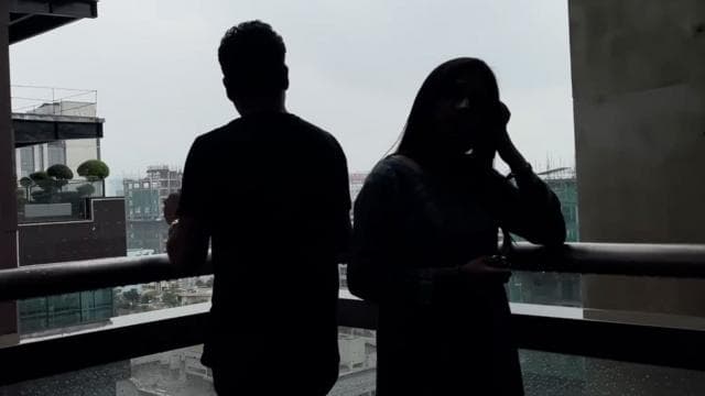 দুই দিকে ফিরে থাকা নারী-পুরুষ, প্রতীকী ছবি
