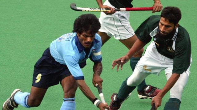 (নীল জার্সিতে) ধনরাজ পিল্লাই ও পাকিস্তানের হকি খেলোয়াড় আকিল খান