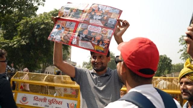 বিভিন্ন মিম সম্বলিত প্ল্যাকার্ড নিয়ে হাজির হয়েছিলেন বিক্ষোভকারীরা