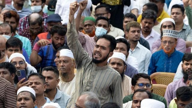 এগার দলের সমাবেশে স্লোগান দিচ্ছেন একজন কর্মী 