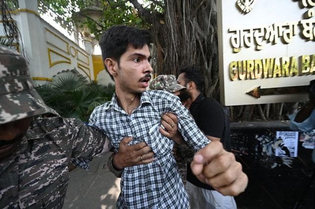 গুরুদোয়ারা বাংলা সাহিবের কাছে শনিবার এক বিক্ষোভকারীকে আটক করছে পুলিশ