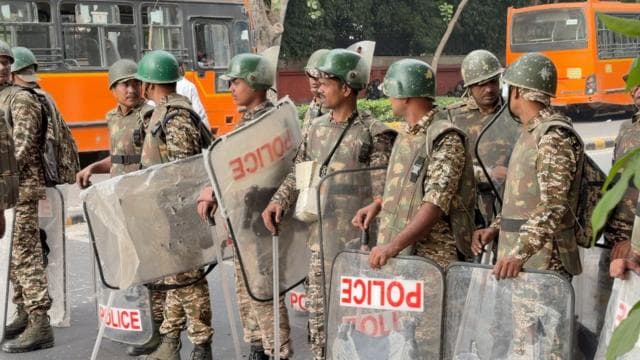 পার্লামেন্ট স্ট্রিটে মোতায়েন পুলিশ