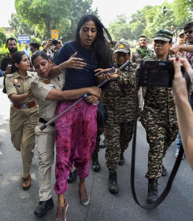 মধ্য দিল্লির বাংলা সাহিব গুরদোয়ারার কাছে পুলিশকর্মীরা বিক্ষোভকারীদের আটক করেছেন