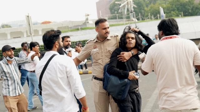 বিক্ষোভকারীদের জমায়েত করতে না দিয়ে আটক করে পুলিশ