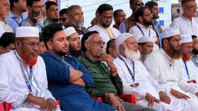 লংমার্চে ফেনীর জনসভায় ১১ দলীয় ঐক্যের নেতাদের দেখা যাচ্ছে, তারা পাশাপাশি চেয়ারে বসে আছেন
