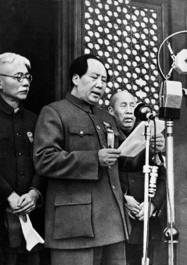 ১৯৪৯ সালের পহেলা অক্টোবর বেইজিং এ চীনা কমিউনিস্ট পার্টির নেতা মাও জেদং  গণপ্রজাতন্ত্রী চীনের জন্ম ঘোষণা করছেন   