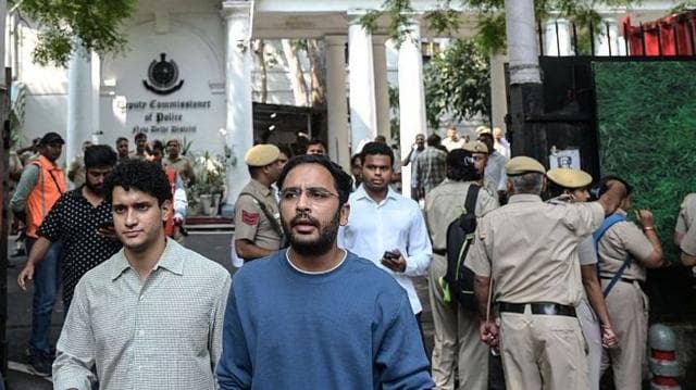 সংসদমার্গ থানায় সৌরভ দাস (বাম দিকে) ও আশুতোষ রাঙ্কা