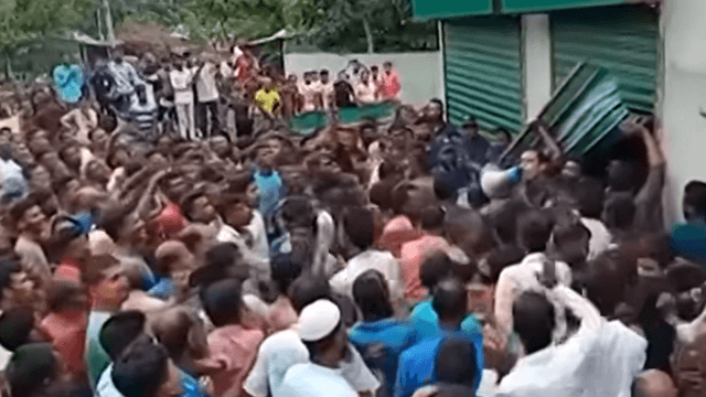 অনেক মানুষকে বিক্ষোভ করতে দেখা যাচ্ছে 