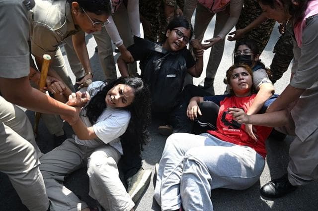 শনিবার নারী বিক্ষোভকারীদের আটক করছে পুলিশ, চলছে টানা হেঁচড়া