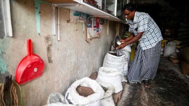 খুচরা পর্যায়ে বেশি দামে সার বিক্রি হচ্ছে বলে অভিযোগ উঠেছে 
