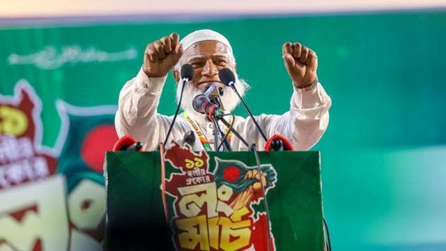 চট্টগ্রামে লং মার্চের সমাবেশে জামায়াতে ইসলামীর আমির শফিকুর রহমান। তিনি দুই হাত মুষ্টিবদ্ধ করে ওপরের দিকে তুলে আছেন 