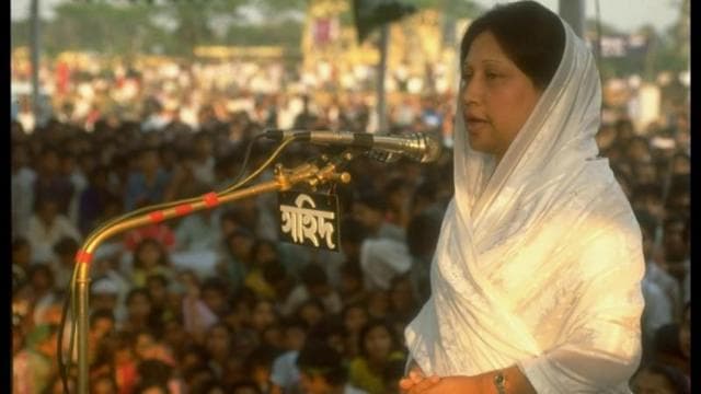 ১৯৯১ সালে নির্বাচনী প্রচারণায় একটি সমাবেশে বক্তব্য রাখছেন খালেদা জিয়া। তার নেতৃত্বেই বিএনপি দল হিসেবে শক্ত রাজনৈতিক অবস্থান তৈরি করেছিল। 