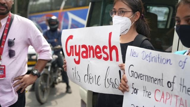 ভারতের প্রধান নির্বাচন কমিশনারের অপসারণের দাবিতে রোববার দিল্লির কনট প্লেসে জড়ো হওয়া কয়েকজন বিক্ষোভকারী