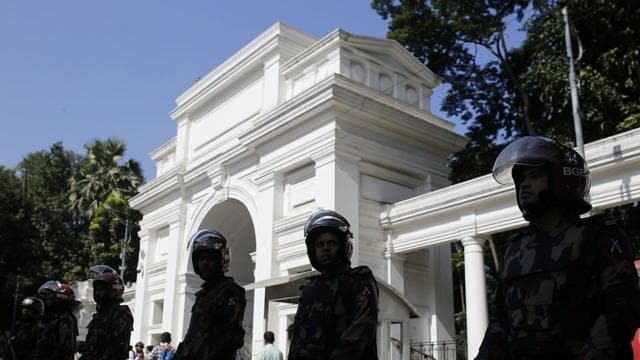আন্তর্জাতিক অপরাধ ট্রাইব্যুনালের গেটে নিরাপত্তা বাহিনীর সদস্যরা দাঁড়ানো