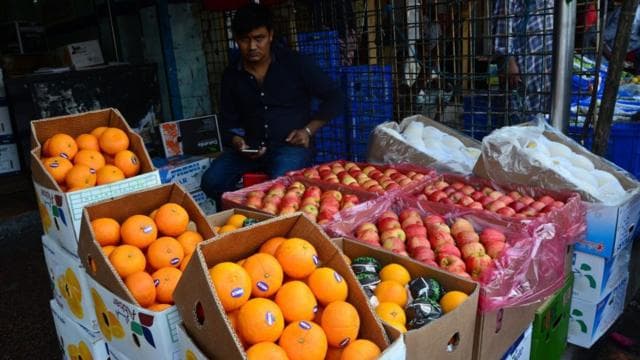 দোকানে মাল্টা ও আপেলসহ বিভিন্ন ফল দেখা যাচ্ছে