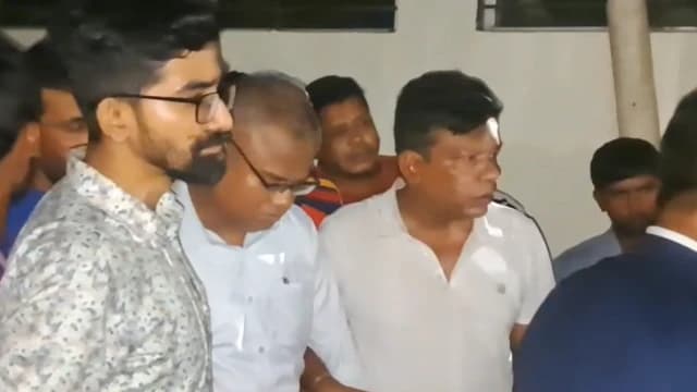 অবরুদ্ধ উপাচার্যকে মুক্ত করেন চট্টগ্রামের ডিসি ও এসপি