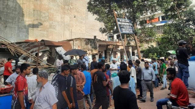 স্বাস্থ্যসেবা কেন্দ্রের ঘরগুলো ভেঙে গুড়িয়ে দেওয়া হয়েছে