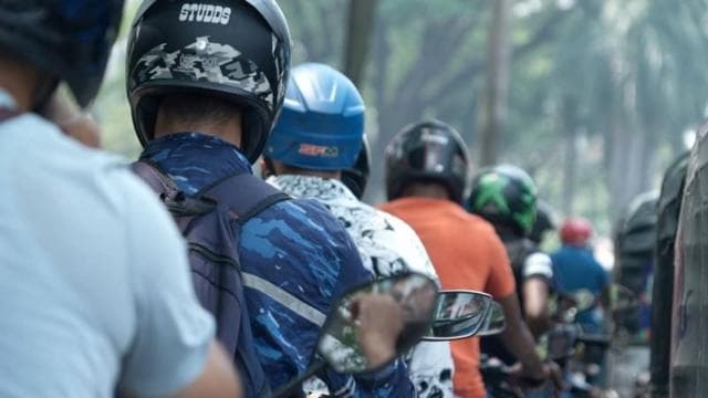 অ্যাপভিত্তিক রাইড শেয়ারের মাধ্যমে জীবিকা নির্বাহ করছে অনেক তরুণ