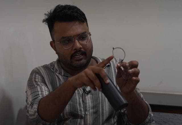 ভাঙা চশমা দেখাচ্ছেন নোভেল