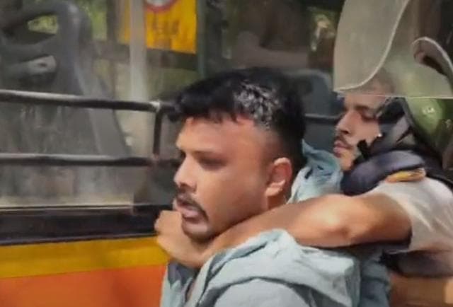 যে সময় নোভেলকে বাসে তোলার চেষ্টা চলছিল