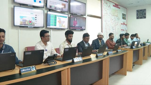 নির্বাচন কমিশনের আইন শৃঙ্খলা সমন্বয় সেলে কাজ করছে কর্মকর্তারা