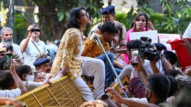 দিল্লির জ্ঞানেশ কুমার বিরোধী আন্দোলনে পুলিশের ধরপাকড়ের মধ্যে ব্যারিকেডের উপর বসে নেহা বোরা