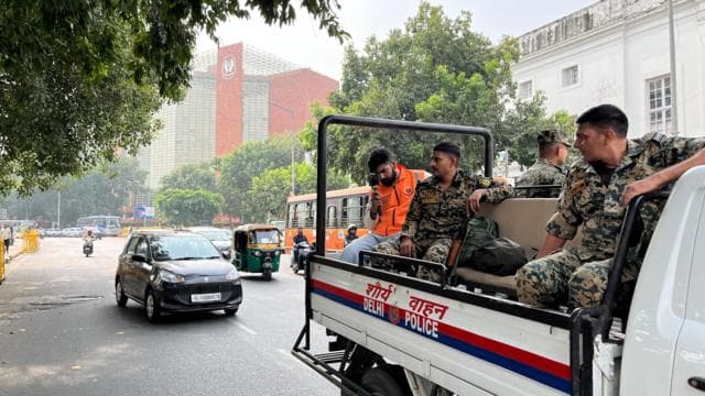 রোববার সকালে দিল্লির সংসদ মার্গের কাছে সশস্ত্র পুলিশবাহিনী মোতায়েন রয়েছে