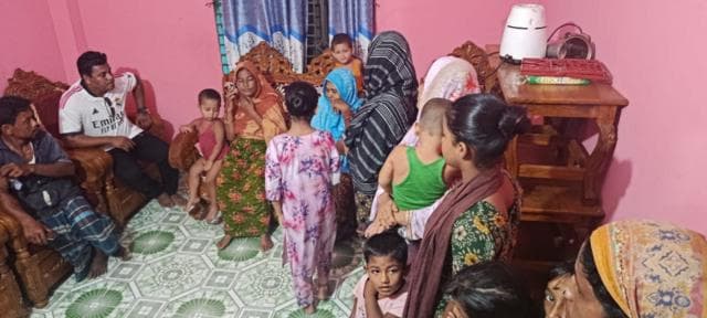 আত্মীয় স্বজন ও পাড়া প্রতিবেশীর ভিড় দেখা গেছে বাড়িতে