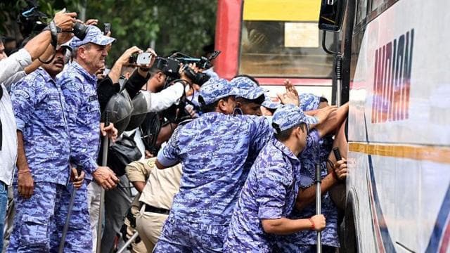১১ই অক্টোবর বিক্ষোভকারীদের আটক করে বাসে তোলার দৃশ্য