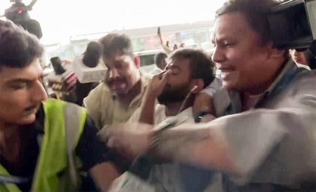 নয়াদিল্লির বিমানবন্দরে বিমান অবতরণের পর আজ সকালে পুলিশ ককরোচ জনতা পার্টির নেতা অভিজিৎ দীপকে, আশুতোষ রাঙ্কা এবং সৌরভ দাসকে আটক করে