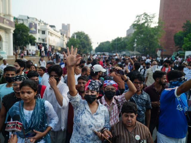 কনট প্লেসে জমায়েত করেছেন বিক্ষোভকারীরা